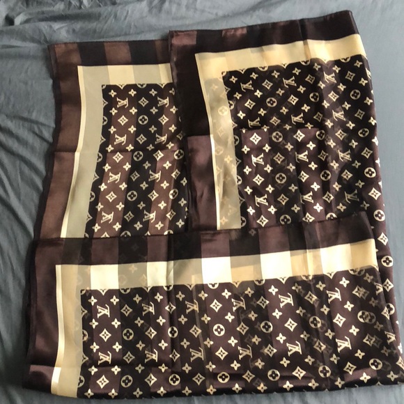 LV silk square - Picture 1 of 3